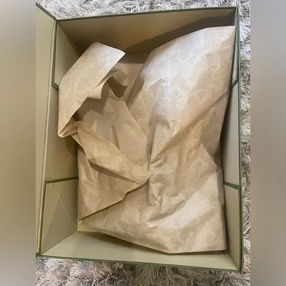 Limited edition giant Gucci box with magnet flap